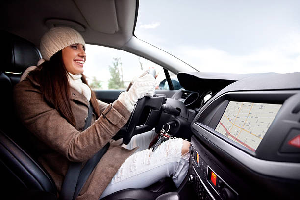 mulheres no interior do carro, utilizando equipamento de navegação - winter driving imagens e fotografias de stock