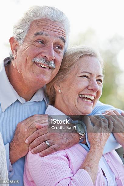 年配のカップルアウトドアのポートレート - 2人のストックフォトや画像を多数ご用意 - 2人, 60-64歳, 60代