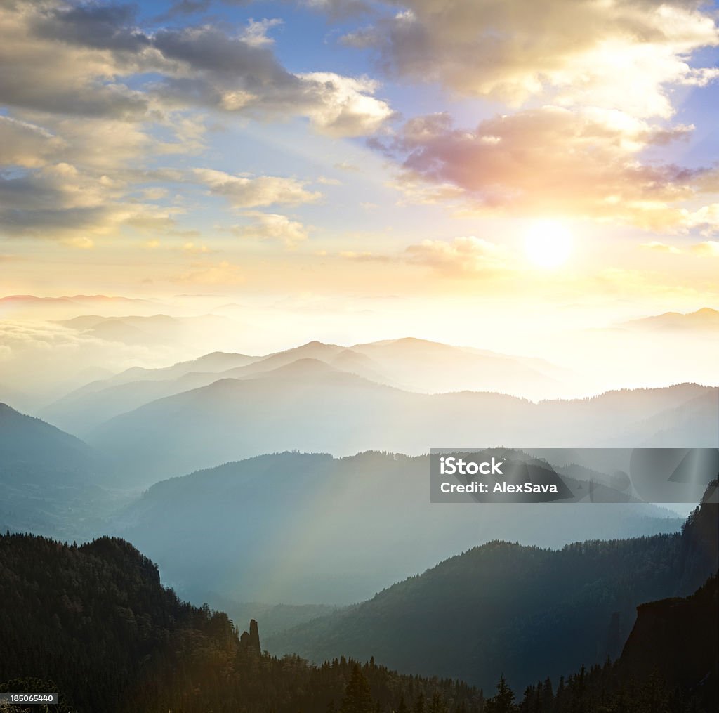 Mountain range mit Sonnenuntergang im Hintergrund - Lizenzfrei Berg Stock-Foto