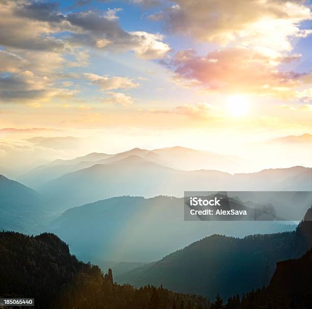 Mountain Range Mit Sonnenuntergang Im Hintergrund Stockfoto und mehr Bilder von Berg - Berg, Sonnenuntergang, Himmel