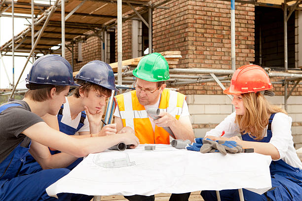 formation pour être un plombier. apprenti faire des notes - trainee education construction worker plumber photos et images de collection