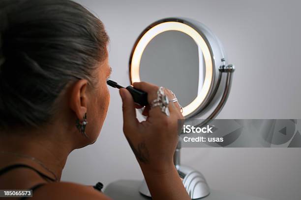 Женщины Работающие В Темное Время Суток — стоковые фотографии и другие картинки Зеркало - Зеркало, Кольцевая лампа, Косметическое зеркало