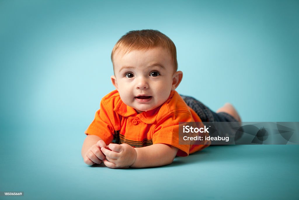 Image en couleur de Tabasco petit garçon allongé sur son ventre - Photo de 0-11 mois libre de droits