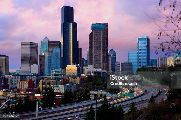 Foto de Seattlecentro Da Cidade e mais fotos de stock de Arranha-céu - Arranha-céu, Autoestrada, Carro