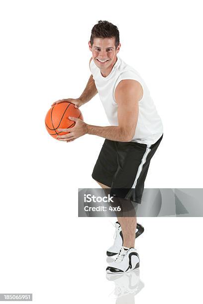 Człowiek Grając W Koszykówce - zdjęcia stockowe i więcej obrazów Koszykówka - Koszykówka, Mężczyźni, Neutralne tło