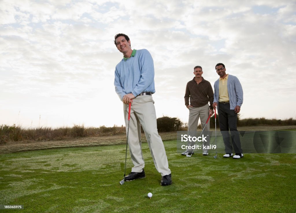 Homem no campo de golfe teeing off - Royalty-free Golfe Foto de stock