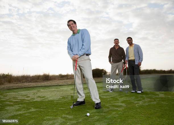Homem No Campo De Golfe Teeing Off - Fotografias de stock e mais imagens de Golfe - Golfe, Grupo de Pessoas, 30-39 Anos