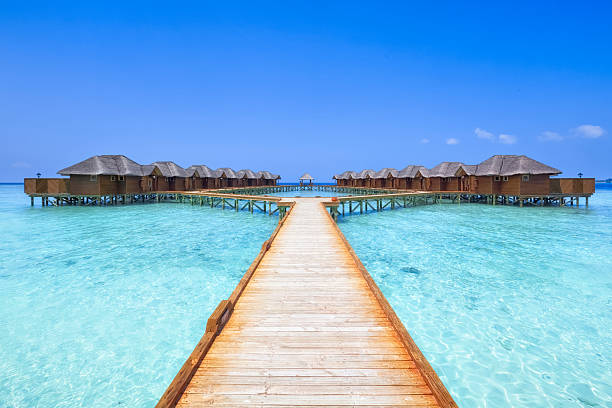 overwater bungalows passeio de tábuas - lagoon tranquil scene sea water imagens e fotografias de stock