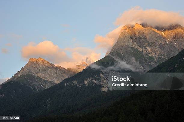 Photo libre de droit de Montagnes Suisses banque d'images et plus d'images libres de droit de Alpes européennes - Alpes européennes, Alpes suisses, Cimes ensoleillées