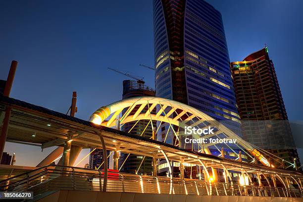 Foto de Ponte Perto Da Estação Bts De Chong Nonsi Bangkok e mais fotos de stock de Arranha-céu - Arranha-céu, Bangkok, Capitais internacionais