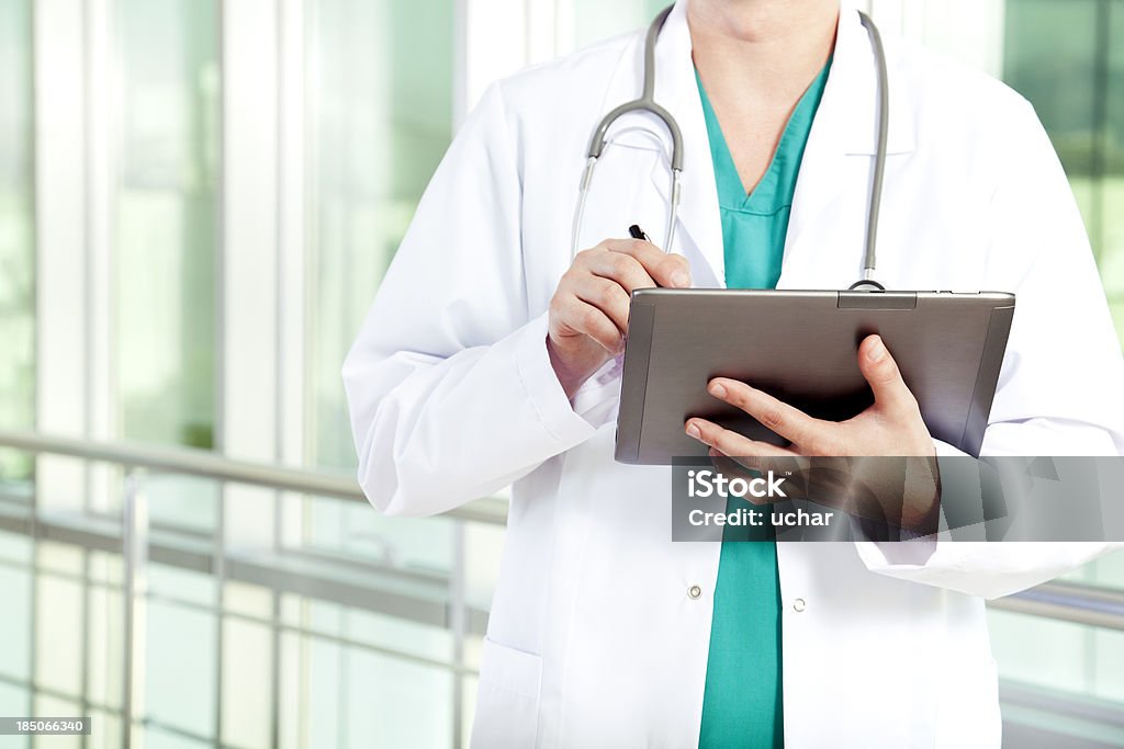 Médico no hospital quando escrever digital comprimidos - Royalty-free Medicamento de Prescrição Foto de stock