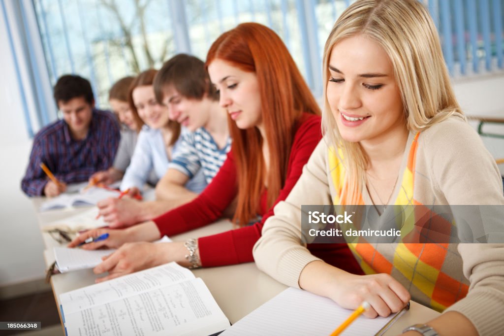 Gruppo di studenti universitari che studiano insieme in classe - Foto stock royalty-free di Abbigliamento casual