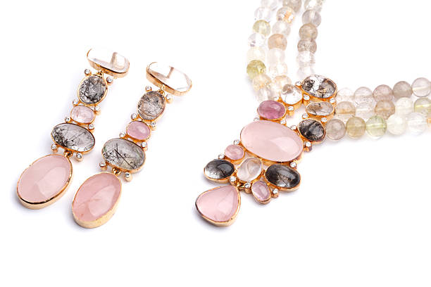 moderno semi-preciosas transparente pedras preciosas com brinco de quartzo rosa - chunky jewelry - fotografias e filmes do acervo