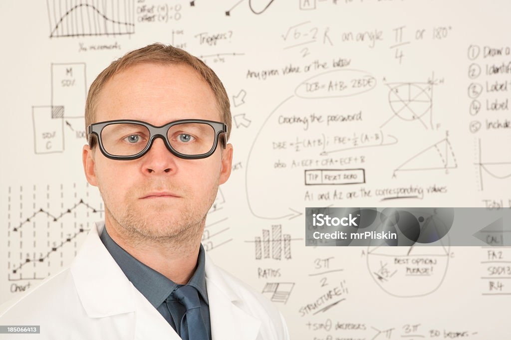 Hombre inteligente en blanco bata de laboratorio - Foto de stock de Pizarra blanca libre de derechos