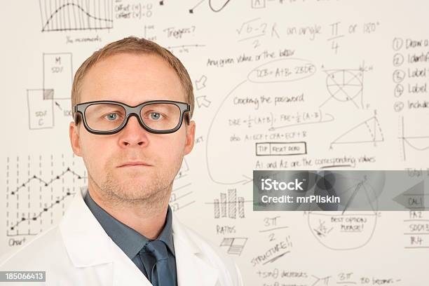 Hombre Inteligente En Blanco Bata De Laboratorio Foto de stock y más banco de imágenes de Pizarra blanca - Pizarra blanca, Ciencia, Tabla - Medios visuales