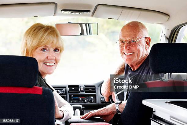 Senior Casal Em Uma Viagem De Automóvel - Fotografias de stock e mais imagens de Caravana - Caravana, Conduzir, Felicidade