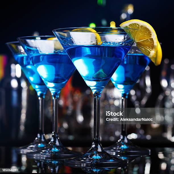 Blue Curacao Cocktails Auf Eine Bar Counter Stockfoto und mehr Bilder von Alkoholisches Getränk - Alkoholisches Getränk, Bartresen, Beleuchtet