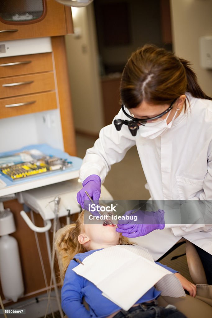 Niña primeros dientes limpia con dentista en dentistas oficina - Foto de stock de 2-3 años libre de derechos