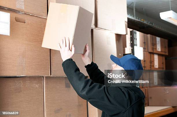 창고 인부 운송하는 판지 상자 집어들기에 대한 스톡 사진 및 기타 이미지 - 집어들기, 칸-가구, 상자