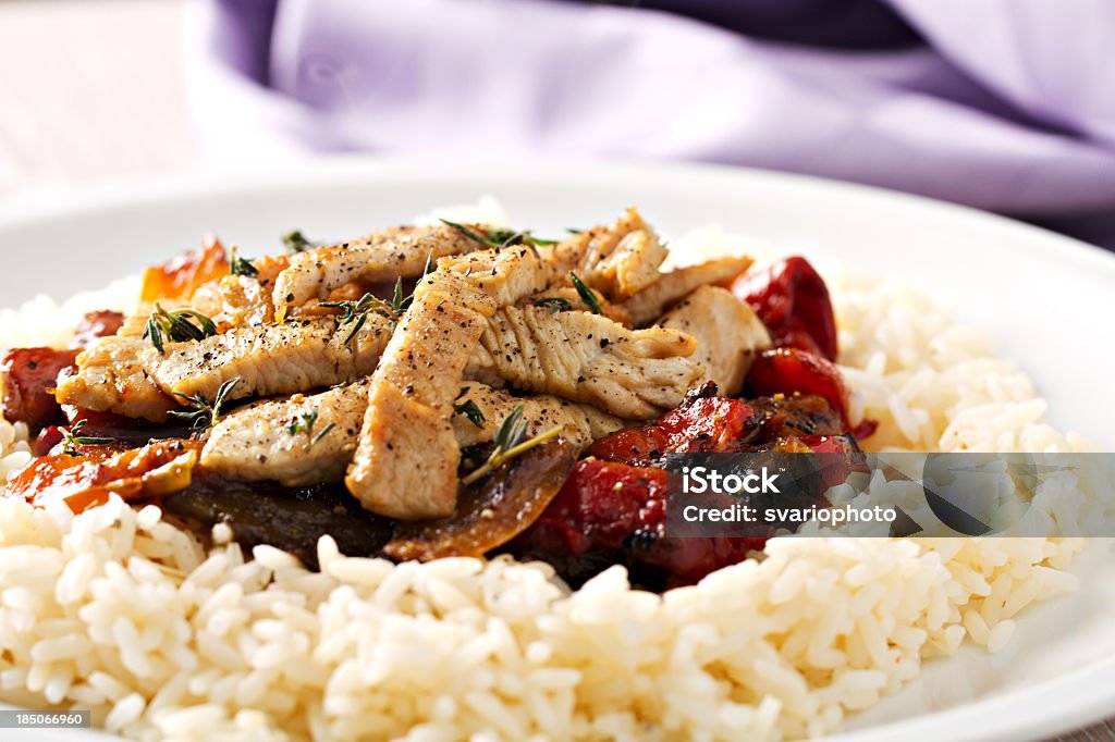 Курица гриль с рисом и овощами - Стоковые фото Азиатская культура роялти-фри