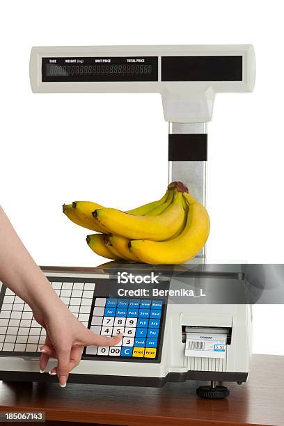 Escala Comercial - Fotografias de stock e mais imagens de Balança - Instrumento de Pesagem - Balança - Instrumento de Pesagem, Banana - Fruto tropical, Branco