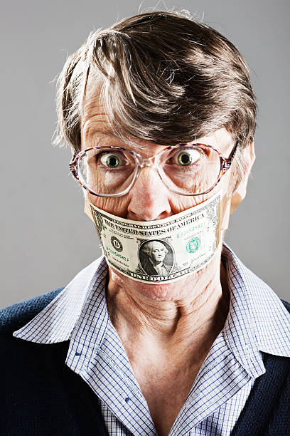 ショックを受ける女性 silenced 米国ドル紙幣ギャグで - currency silence censorship behavior ストックフォトと画像