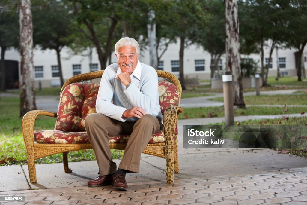 Homme Senior sur un canapé en plein air - Photo de 65-69 ans libre de droits