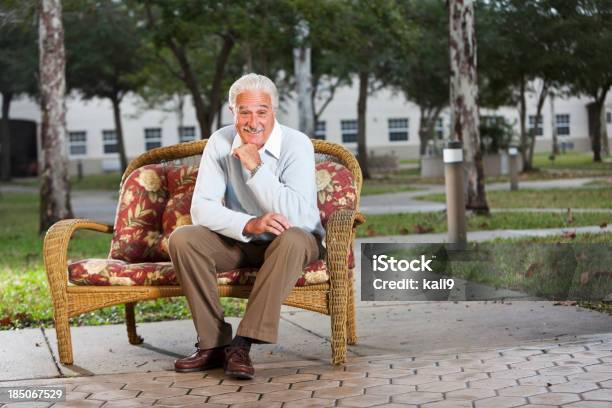 Uomo Anziano Sul Divano Allaperto - Fotografie stock e altre immagini di 60-69 anni - 60-69 anni, 65-69 anni, Adulto