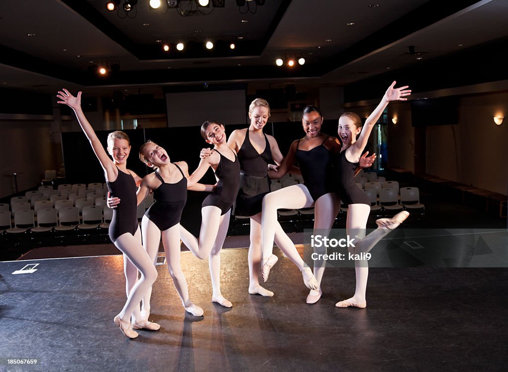 Ballet instructor con estudiantes sobre el escenario del auditorio - Foto de stock de Escenario libre de derechos