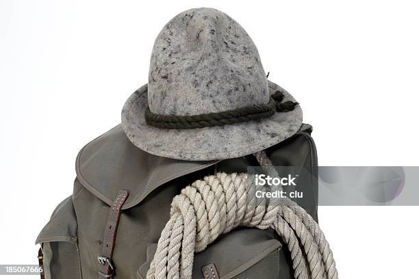 Vintage Bergsteigen Rucksack Mit Hut Stockfoto und mehr Bilder von 1950-1959 - 1950-1959, Camping, 1940-1949