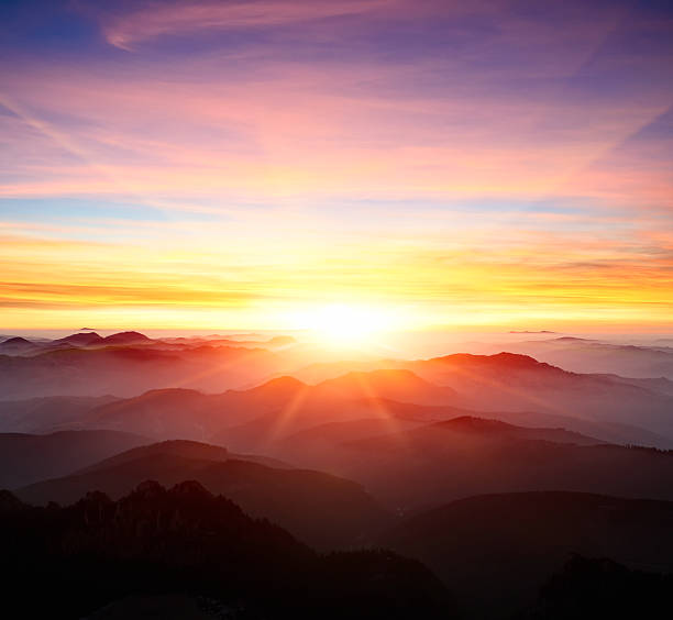 majestätischen sonnenuntergang über dem berge - horizontal nobody photography color image stock-fotos und bilder