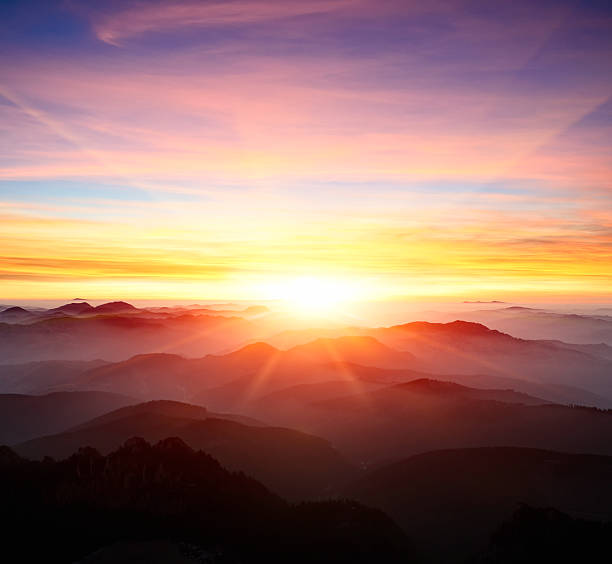 majestatyczny wschód słońca nad górami - fog landscape sun sunlight zdjęcia i obrazy z banku zdjęć