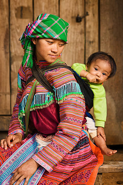 cuisine vietnamienne mère de fleur hmong tribe avec son bébé - hmong photos et images de collection
