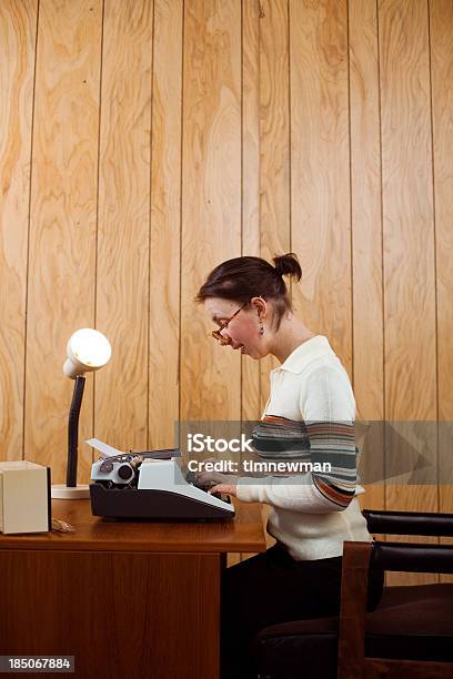 En 1970 Recepcionista De Trabajo Foto de stock y más banco de imágenes de 1970-1979 - 1970-1979, Mujeres, Nerdo