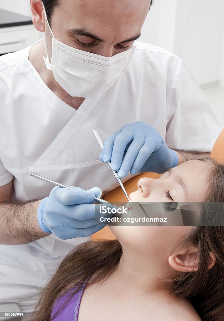 Giovane ragazza in dentista - Foto stock royalty-free di Ambulatorio dentistico