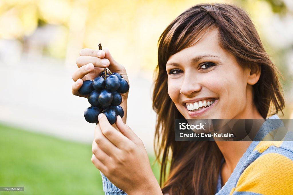 Alegre Jovem mulher comer uvas - Royalty-free Uva Foto de stock