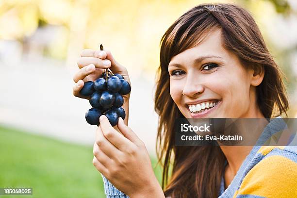 Alegre Jovem Mulher Comer Uvas - Fotografias de stock e mais imagens de Uva - Uva, Mulheres, Comer