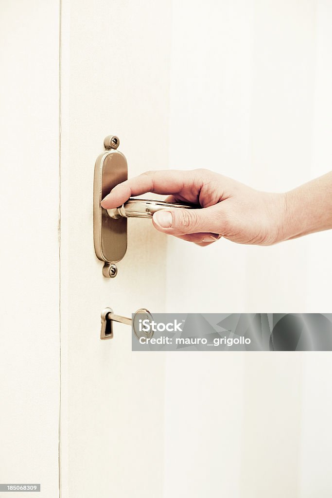 Bloquear ou desbloquear uma antiga porta. - Royalty-free Casa Foto de stock