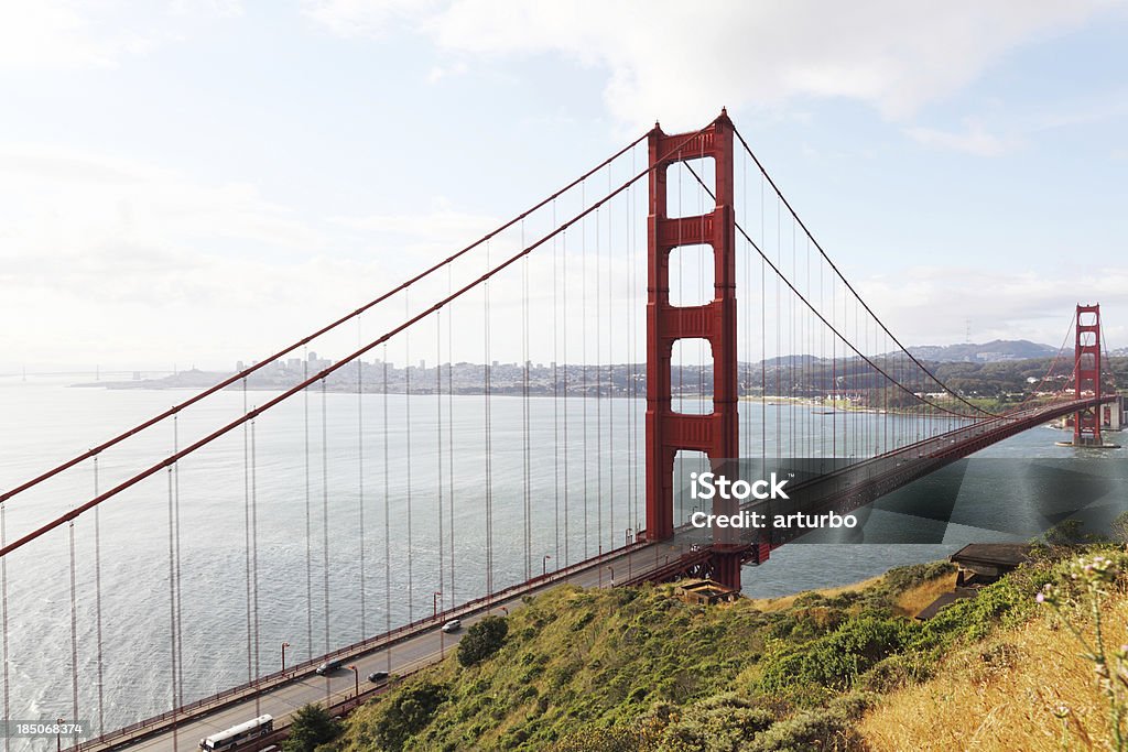 Мост Золотые ворота в Сан-Франциско на восходе - Стоковые фото Архитектура роялти-фри