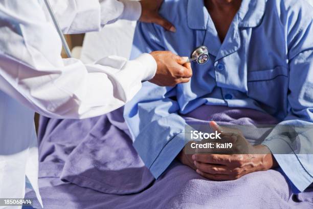 담담의 쥠 청진기 환자 병원 침대 1개 2명에 대한 스톡 사진 및 기타 이미지 - 2명, 60-69세, 간호사