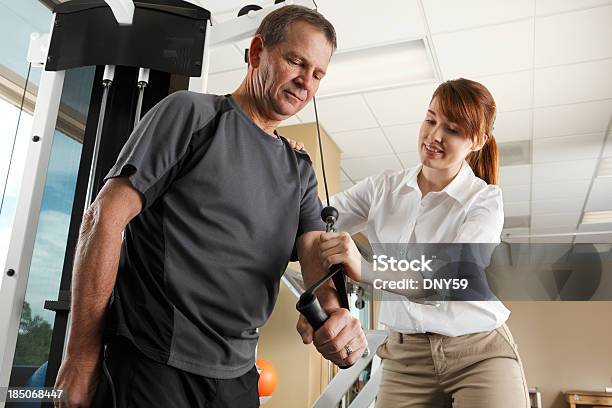 물리 치료사 지도 바닥에 적절한 운동장비 2명에 대한 스톡 사진 및 기타 이미지 - 2명, 30-34세, 55-59세