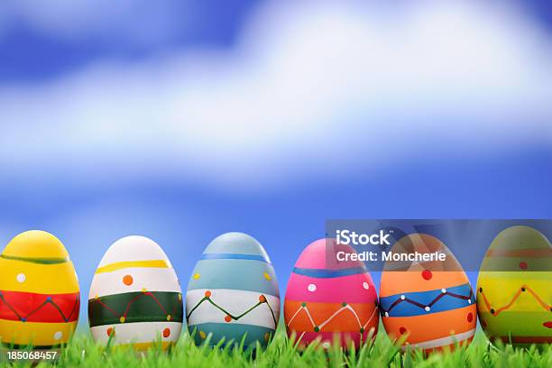 Kolorowe Jajka Wielkanocne - zdjęcia stockowe i więcej obrazów Bez ludzi - Bez ludzi, Bezchmurne niebo, Chmura