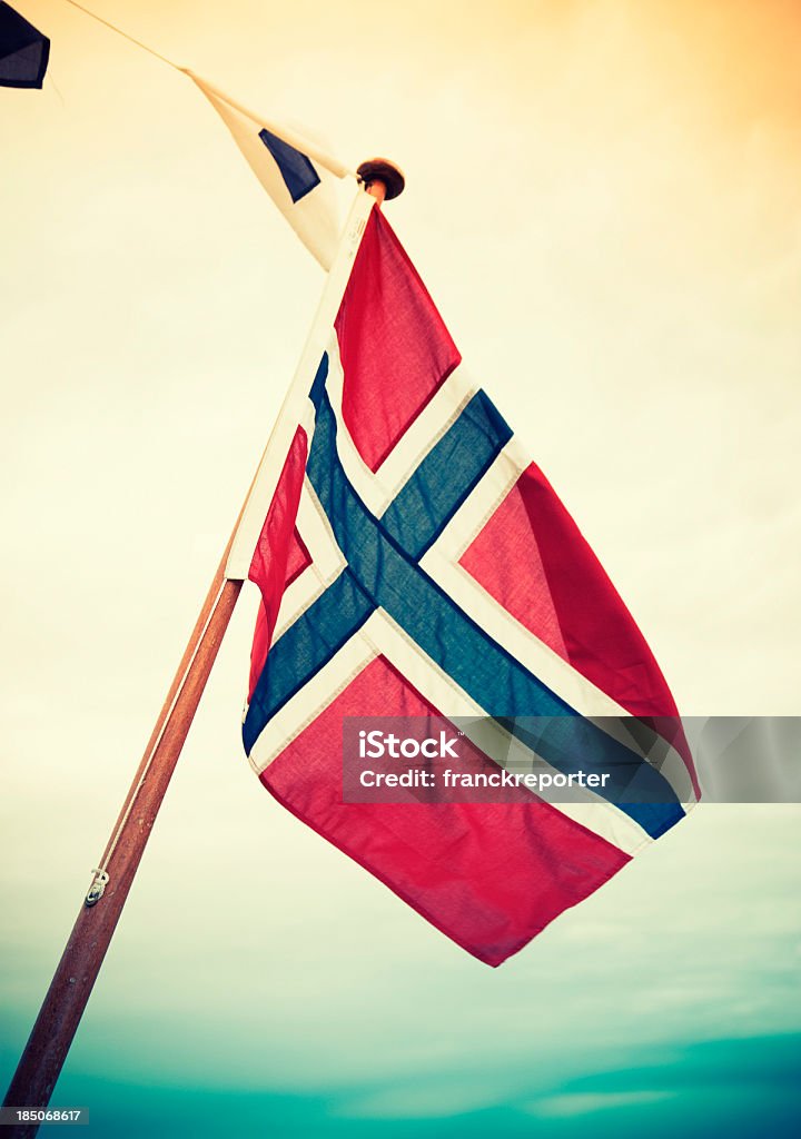Bandeira da Noruega contra céu nublado - Royalty-free Ao Ar Livre Foto de stock