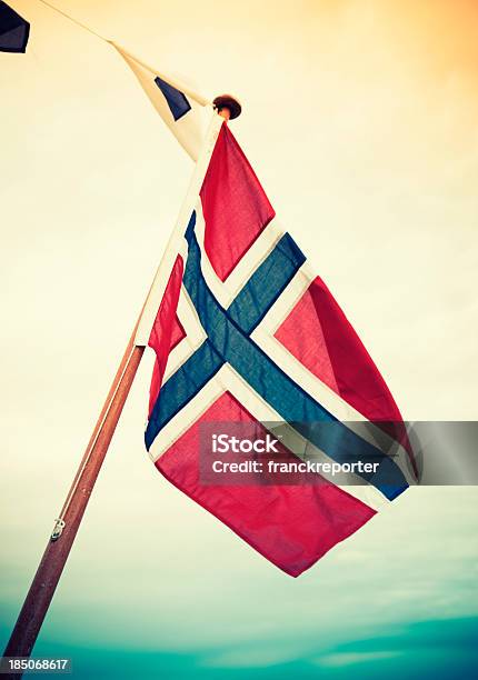 Bandeira Da Noruega Contra Céu Nublado - Fotografias de stock e mais imagens de Ao Ar Livre - Ao Ar Livre, Bandeira, Céu