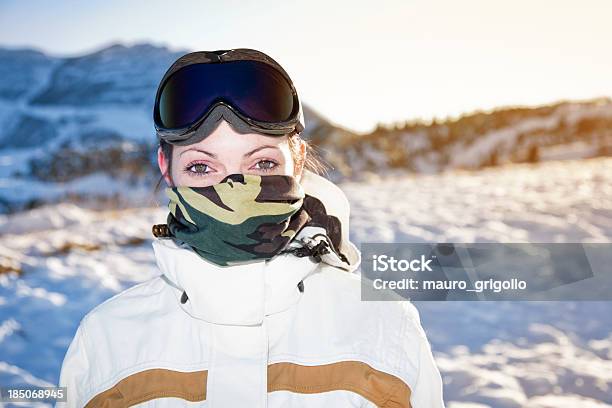 Donna Di Snowboard - Fotografie stock e altre immagini di Abbigliamento sportivo - Abbigliamento sportivo, Abiti pesanti, Adulto