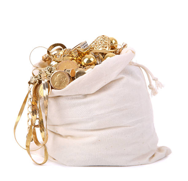 バッグの金スクラップ - gold jewelry ring scrap metal ストックフォトと画像