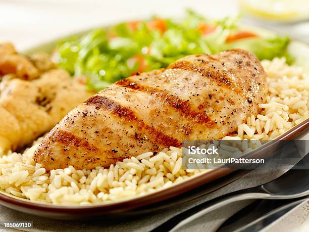 Photo libre de droit de Escalope De Poulet Grillée Avec Du Riz Brun banque d'images et plus d'images libres de droit de Riz - Aliment de base - Riz - Aliment de base, Poulet - Viande blanche, Blanc de poulet