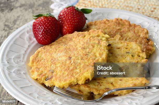 Matzah Brei - Fotografias de stock e mais imagens de Pão matzo - Pão matzo, Frito, Comemoração - Evento