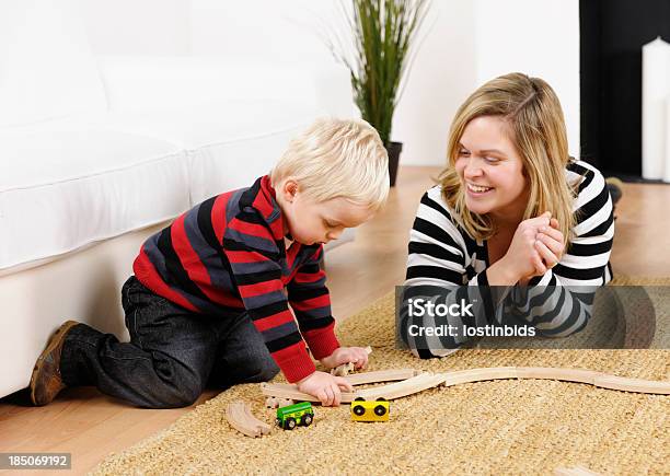 Foto de Mãe E Bebê Brincando Com Um Conjunto De Trem No Lounge e mais fotos de stock de Miniatura de Trem