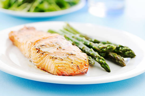 salmón al horno y espárragos - baked salmon fotografías e imágenes de stock